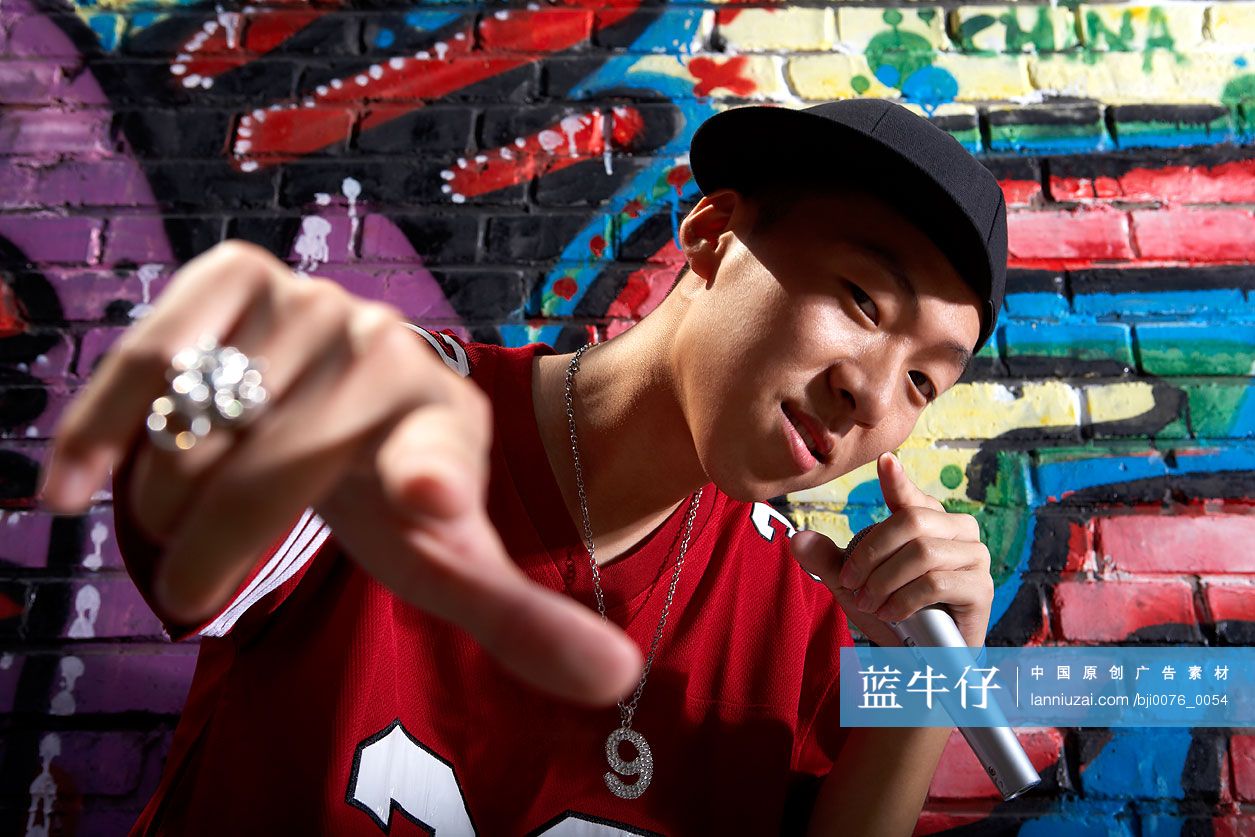 摇滚男孩唱歌