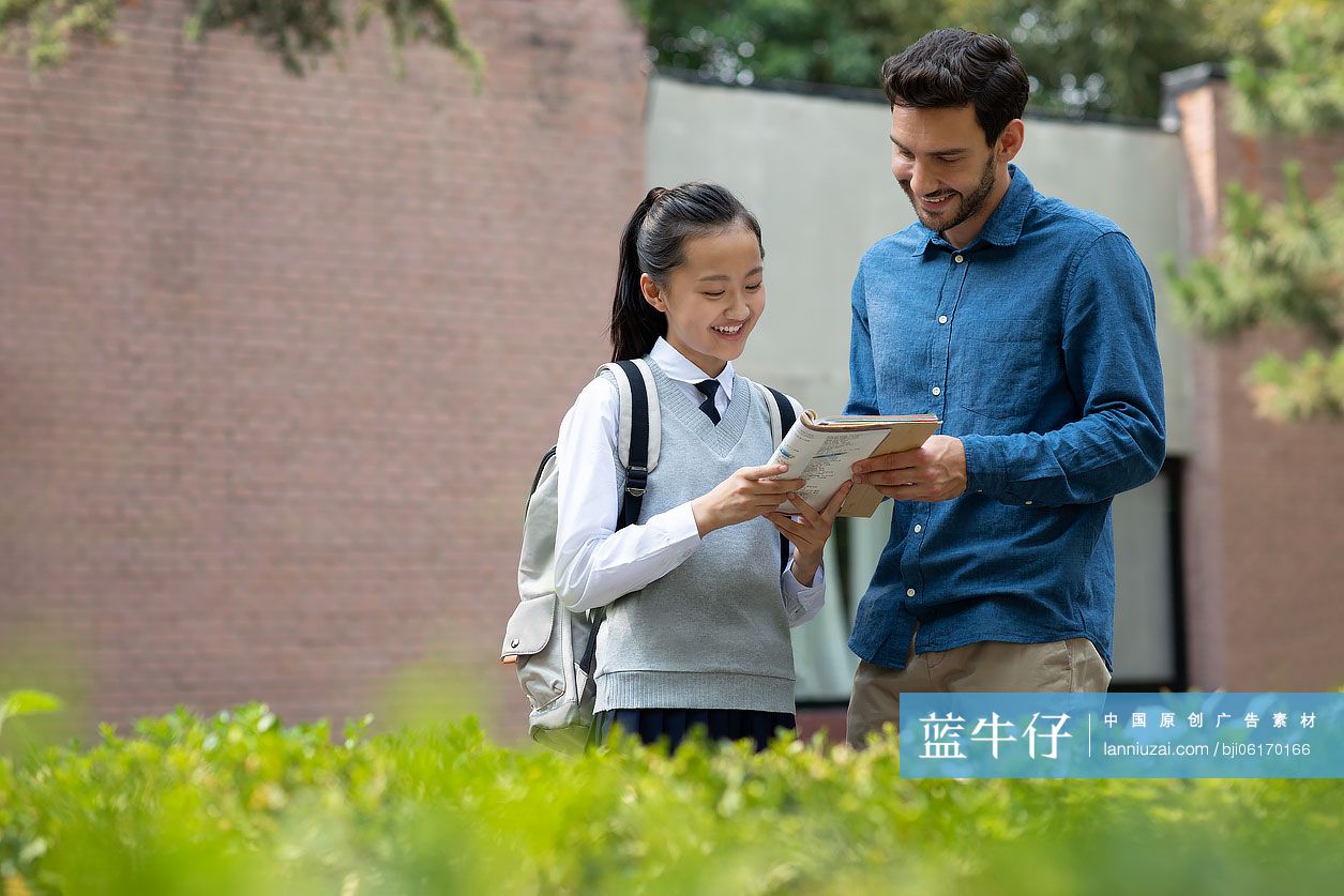 女孩向老师请教
