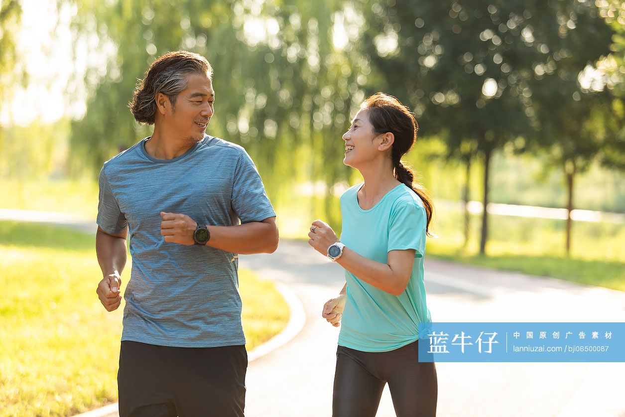开心的中老年夫妇在公园跑步