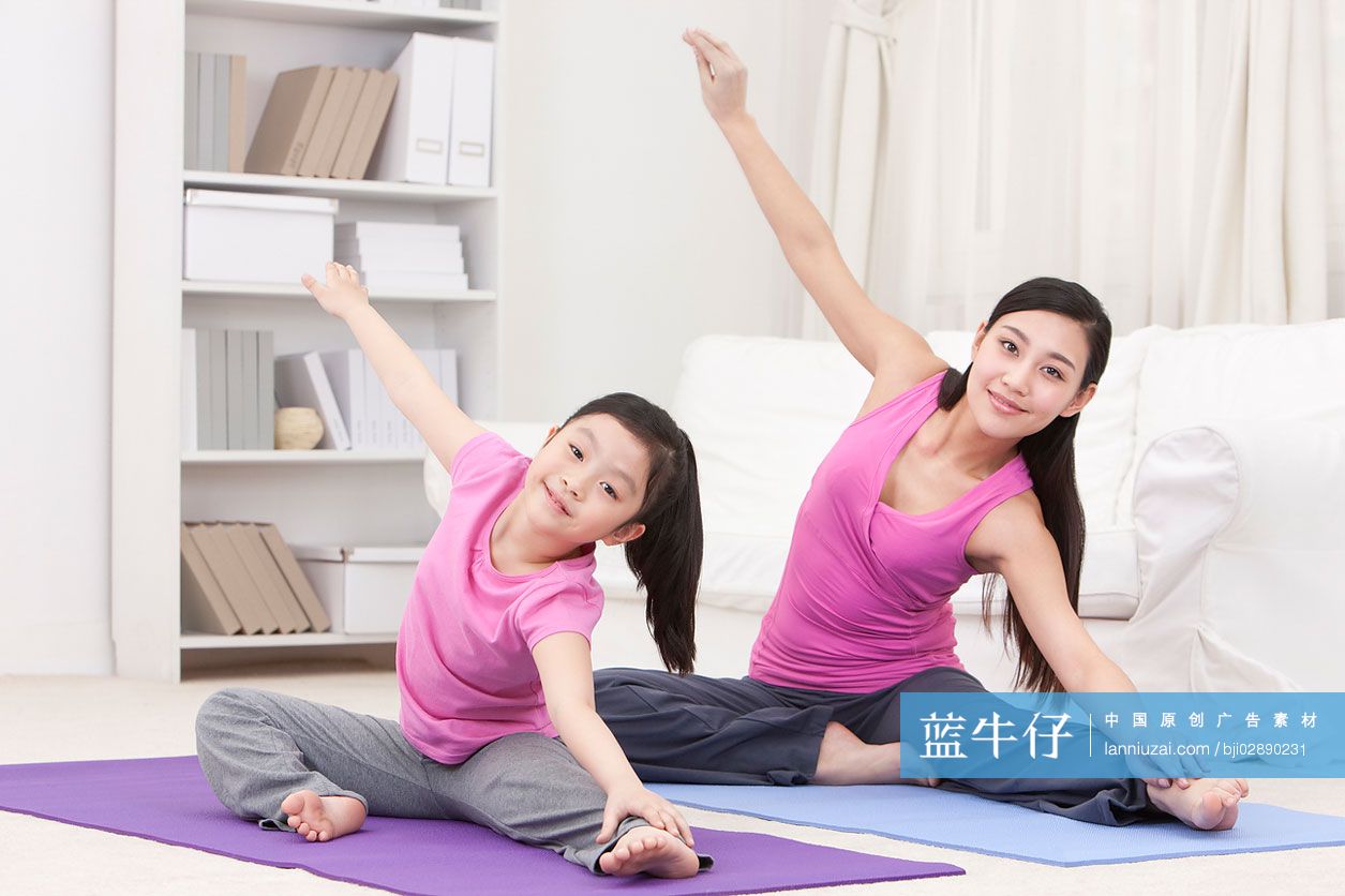 母女一起做瑜伽