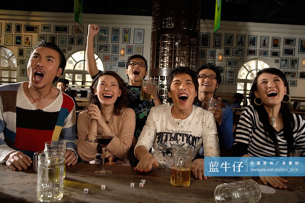 年轻人在酒吧看比赛