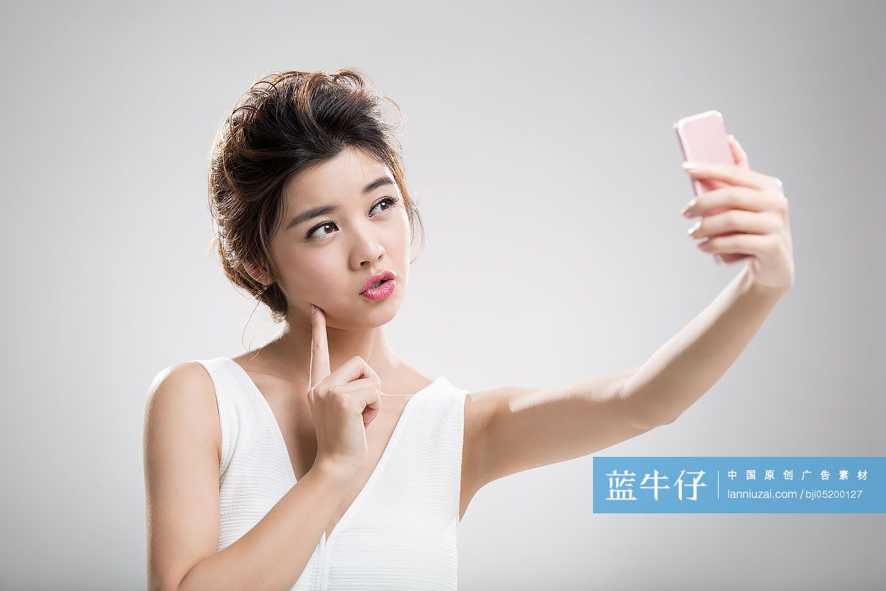 年轻女子用手机自拍