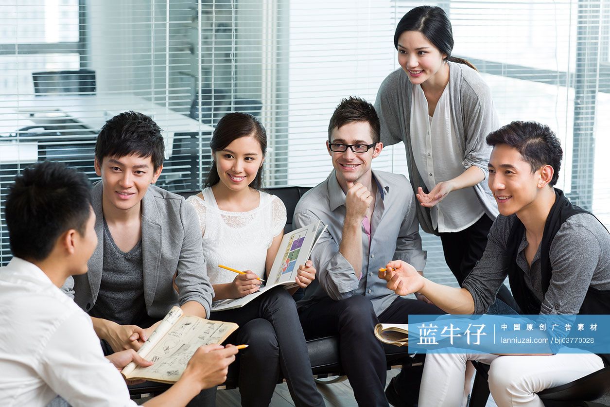 办公室职员开会讨论