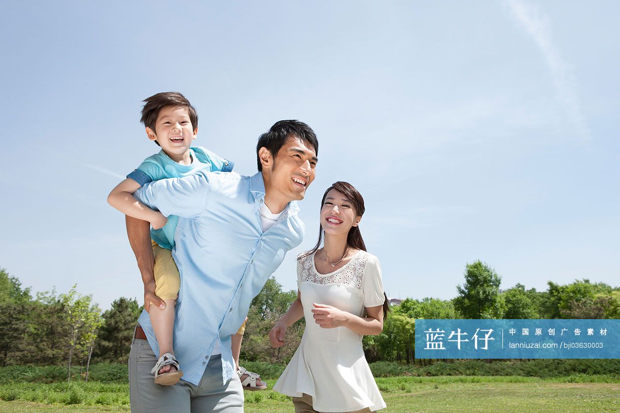 一家人在草地上玩耍