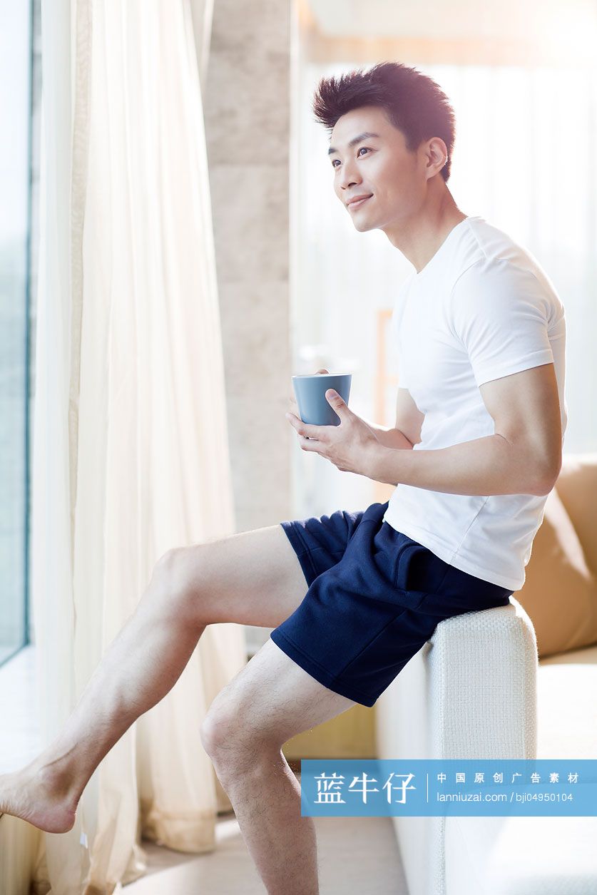 年轻男子在家喝咖啡