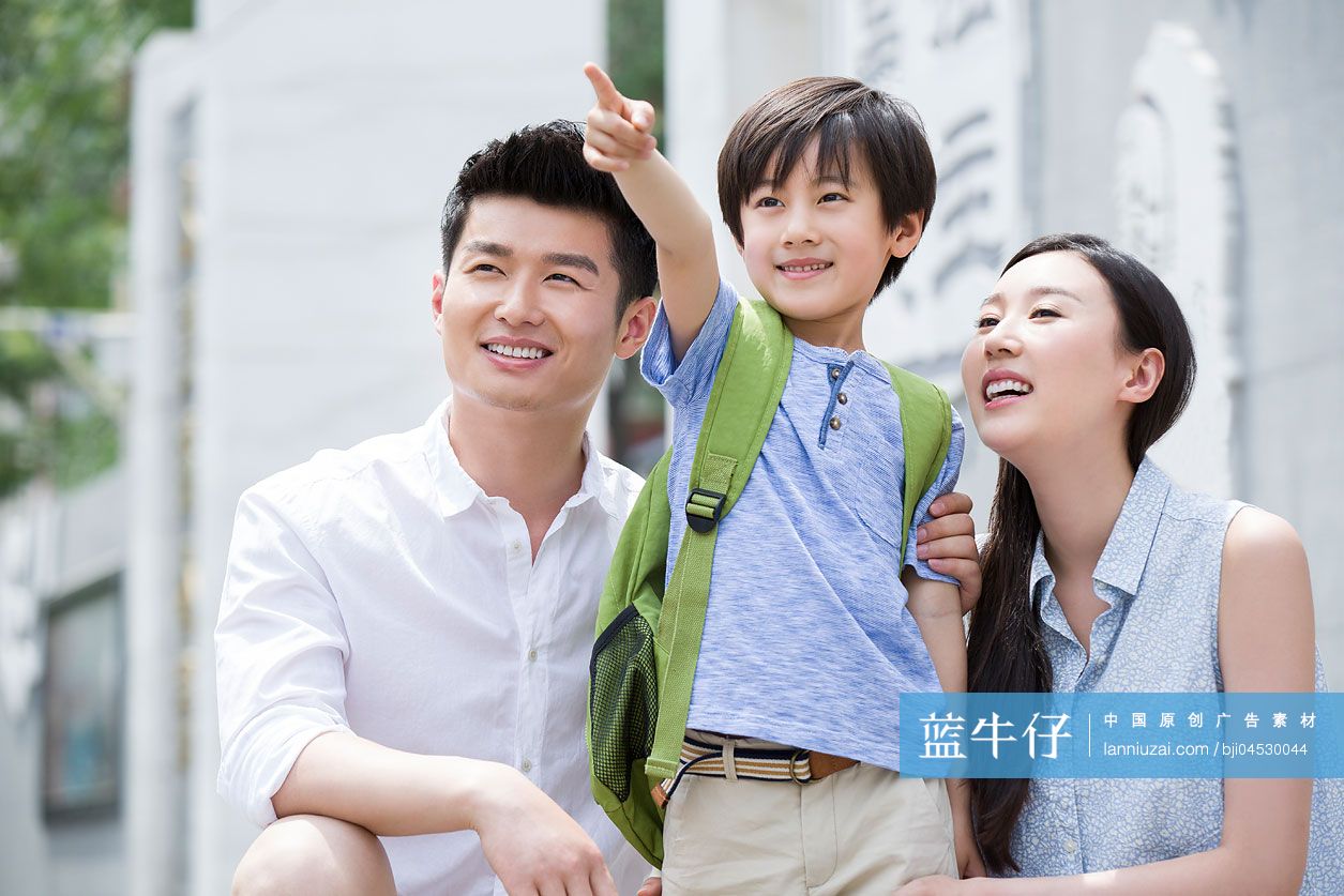 快乐的小男孩和他的父母
