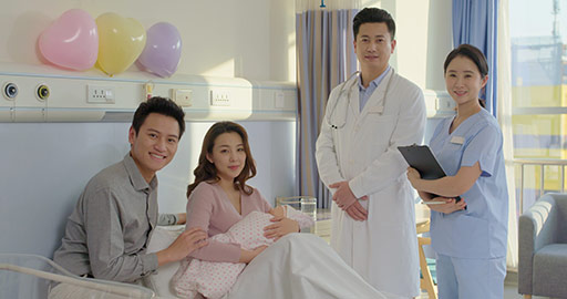 医生和新手父母在病房里