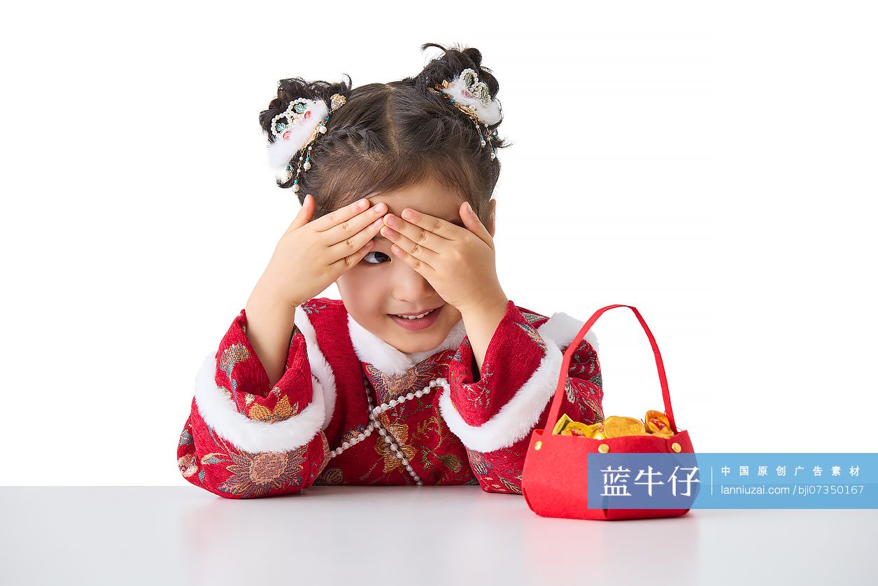 穿着传统服饰的小女孩庆祝新年