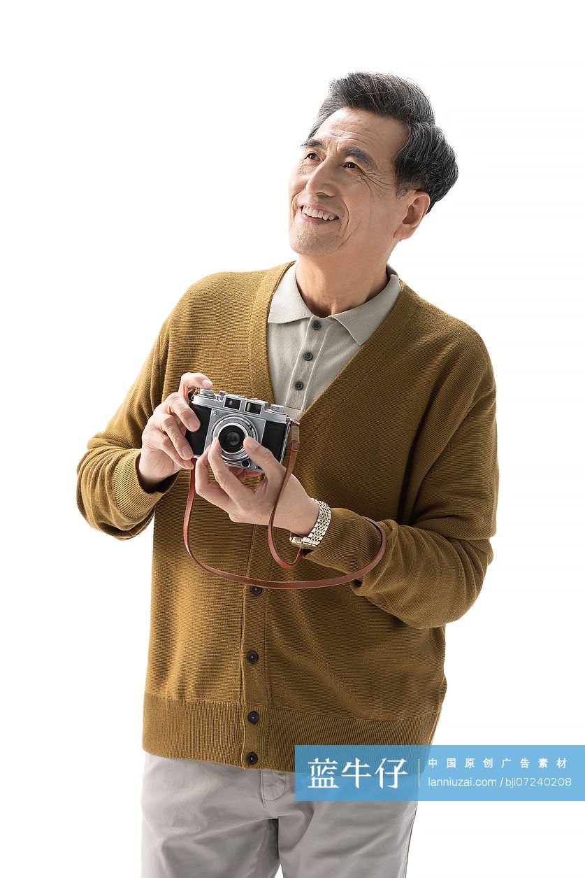 老年男子拿相机拍照