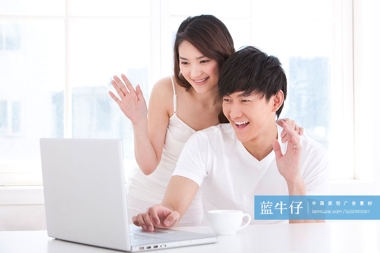 青年夫妇用笔记本电脑-蓝牛仔影像-中国原创广告影像素材