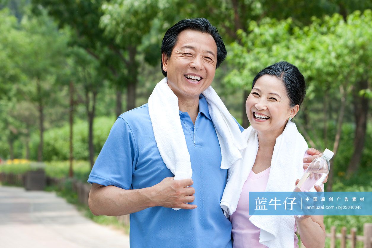 老年夫妻健身后擦汗喝水
