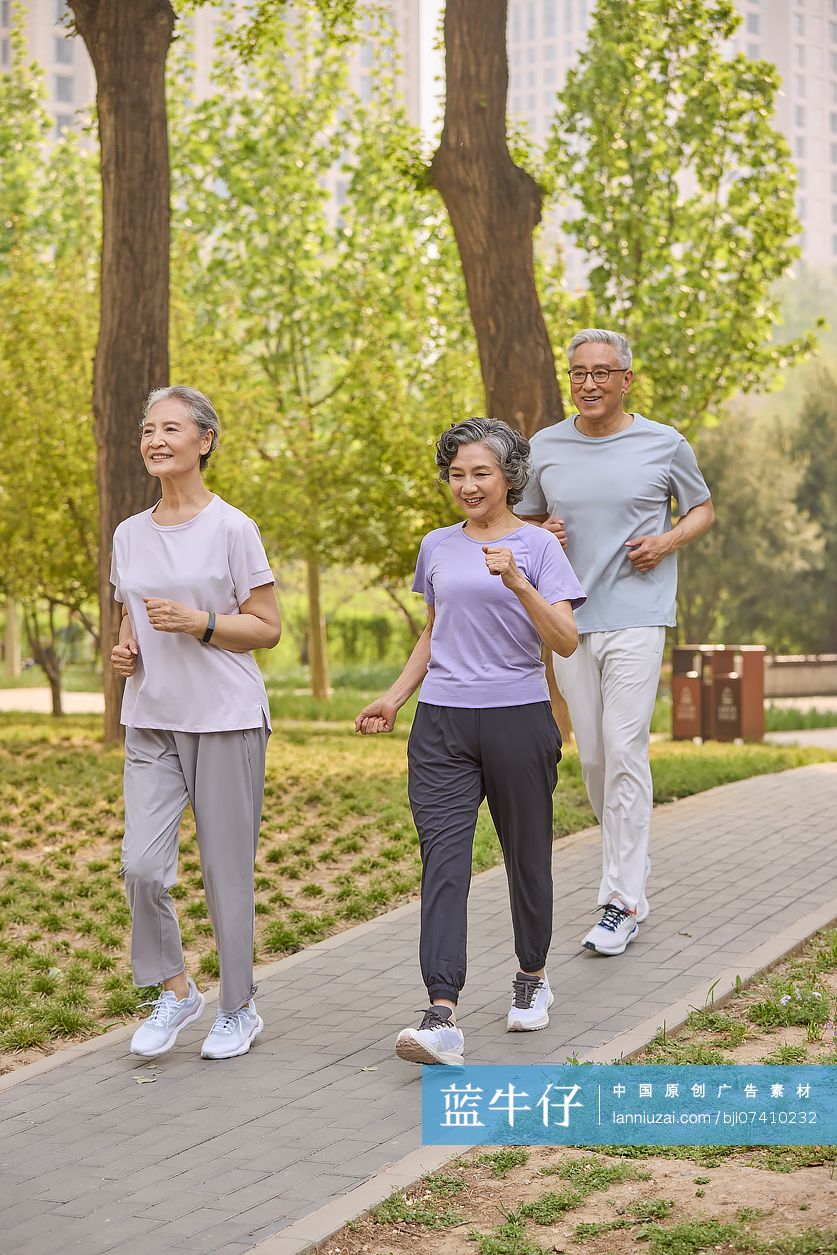 老人在公园跑步