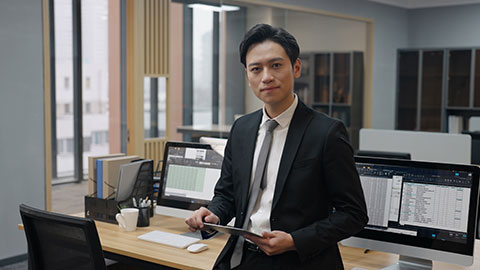 年轻商务男子在办公室使用平板电脑