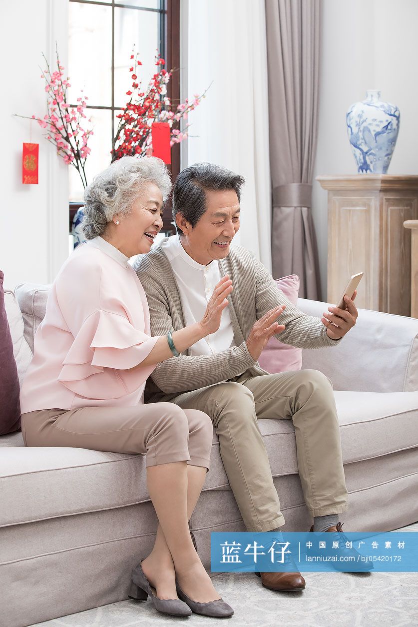 快乐老年夫妇新年用手机视频聊天