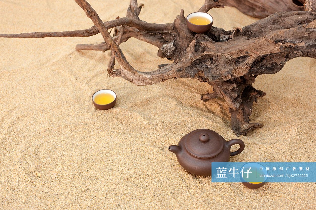 茶具和沙地
