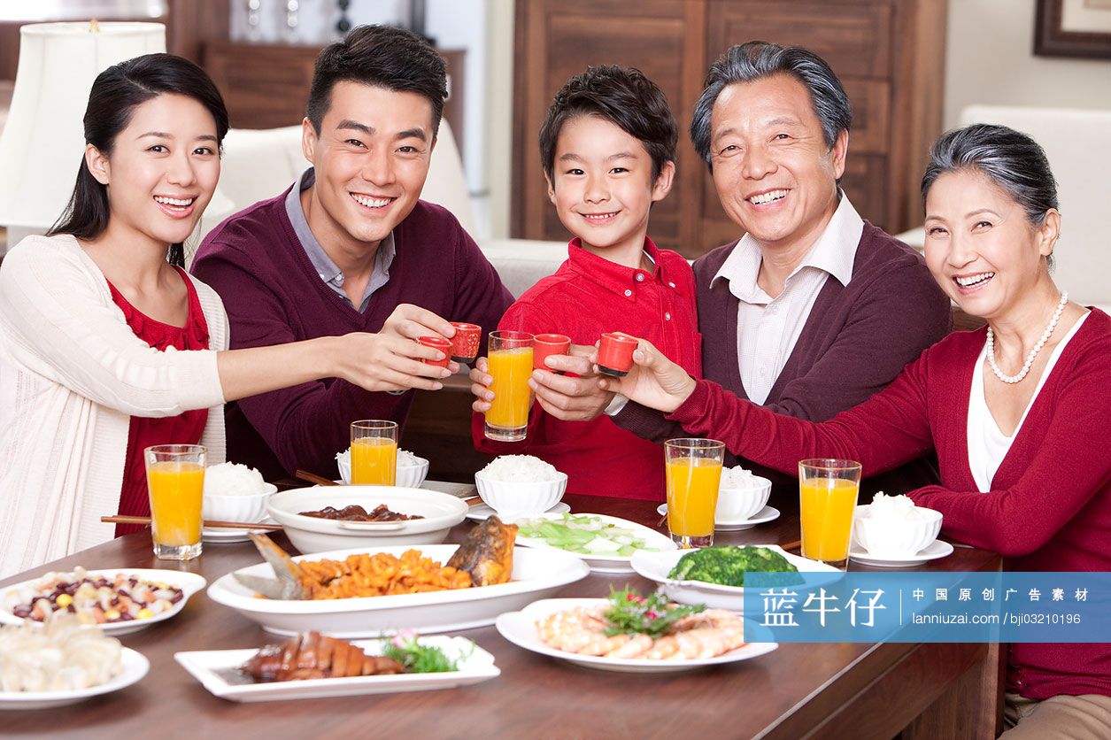 快乐家庭吃团圆饭