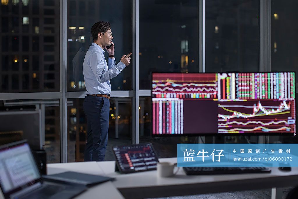 金融分析师在公司加班