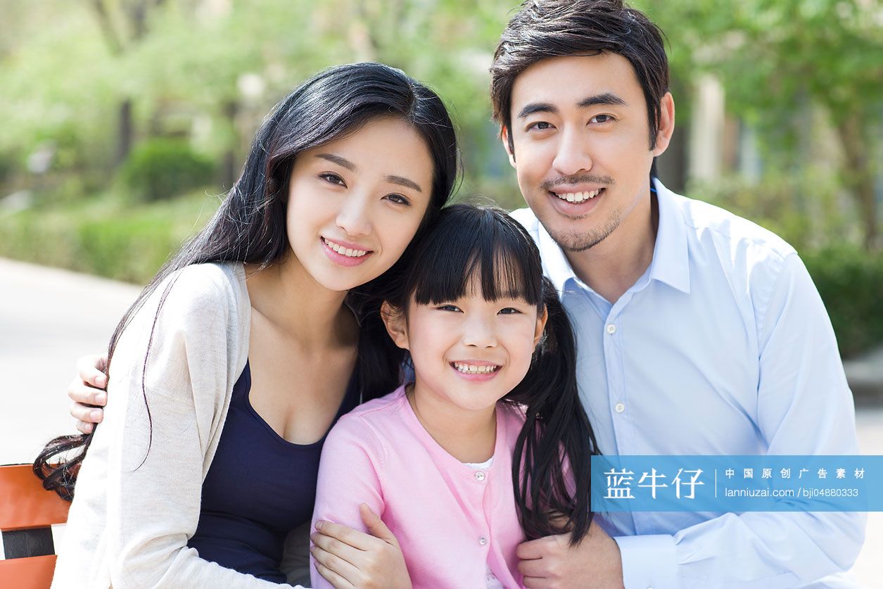 快乐的三口之家肖像