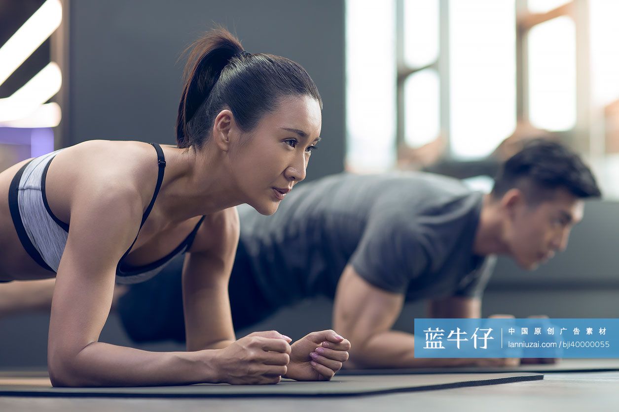 年轻情侣在健身房健身-蓝牛仔影像-中国原创广告影像素材