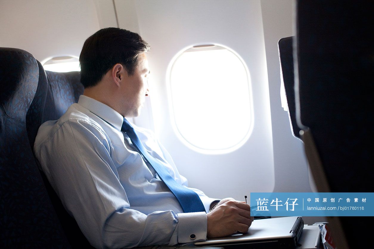 商务人士在机舱