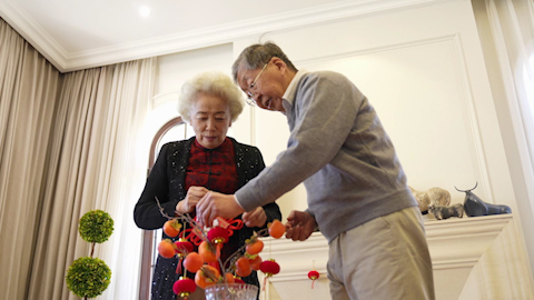 老人精心布置新春家居