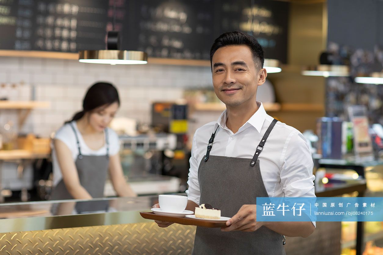 夫妻俩在咖啡店工作