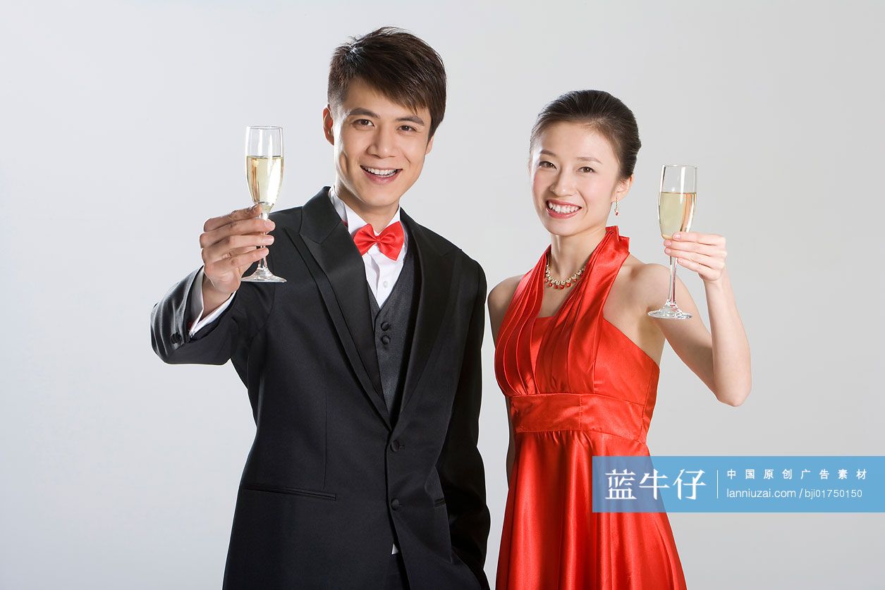 酒会男士和女士手拿香槟