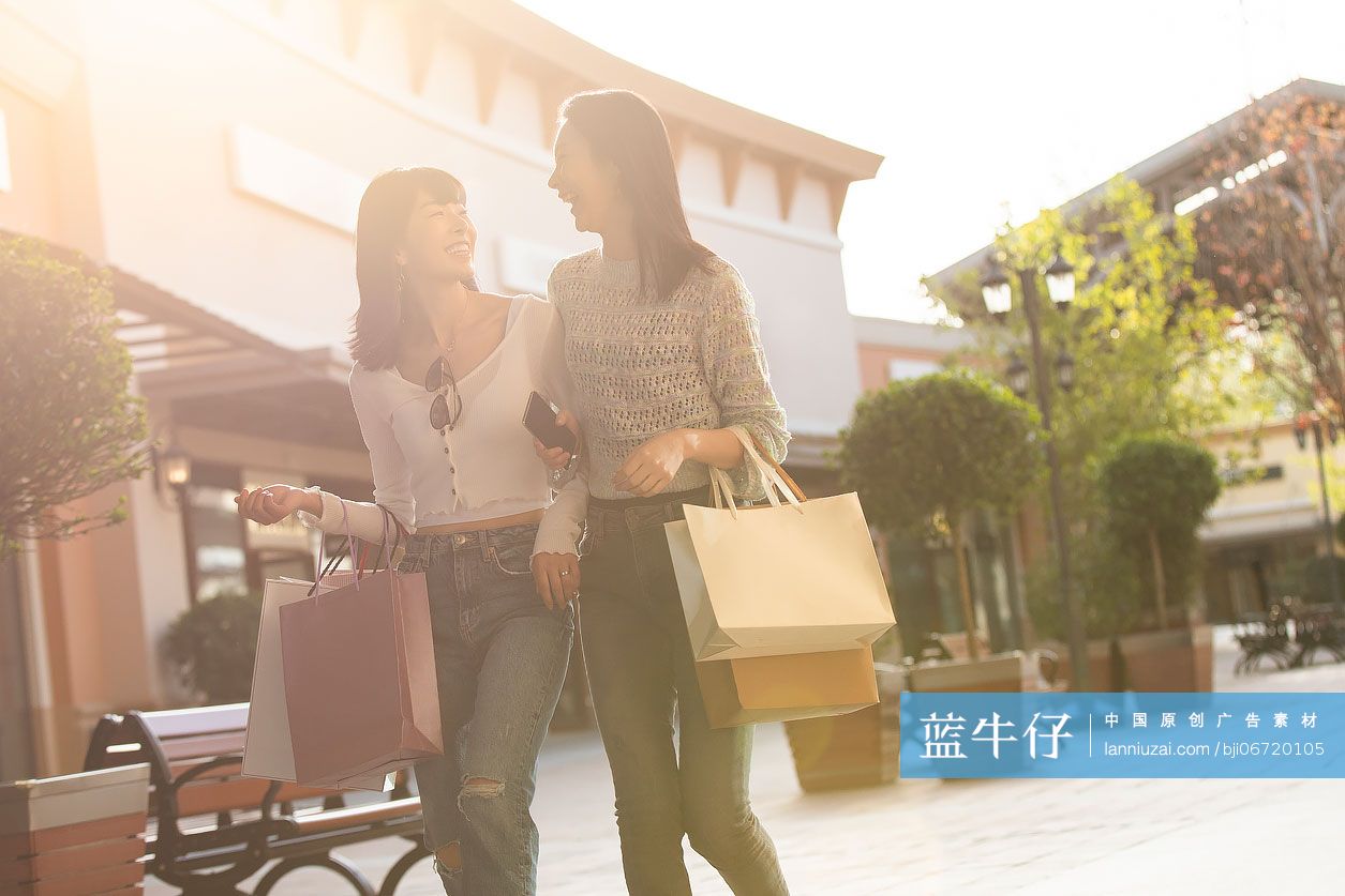 闺蜜俩一起逛街购物