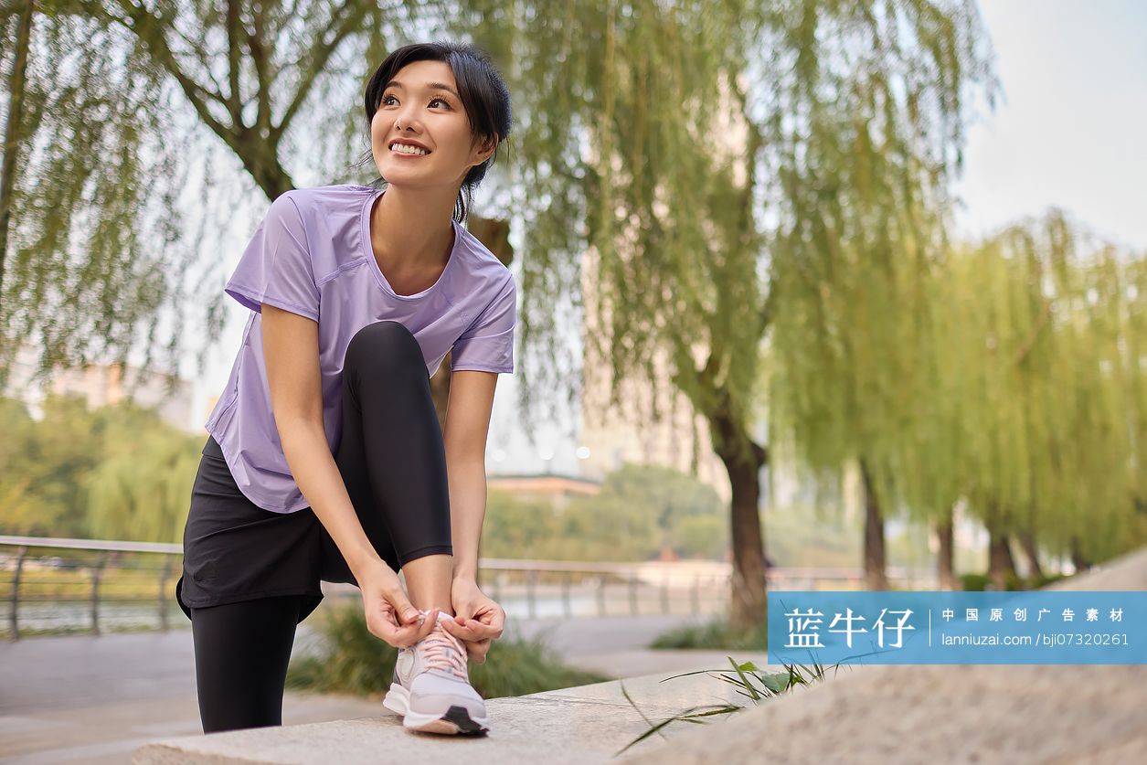开心的年轻女性锻炼身体