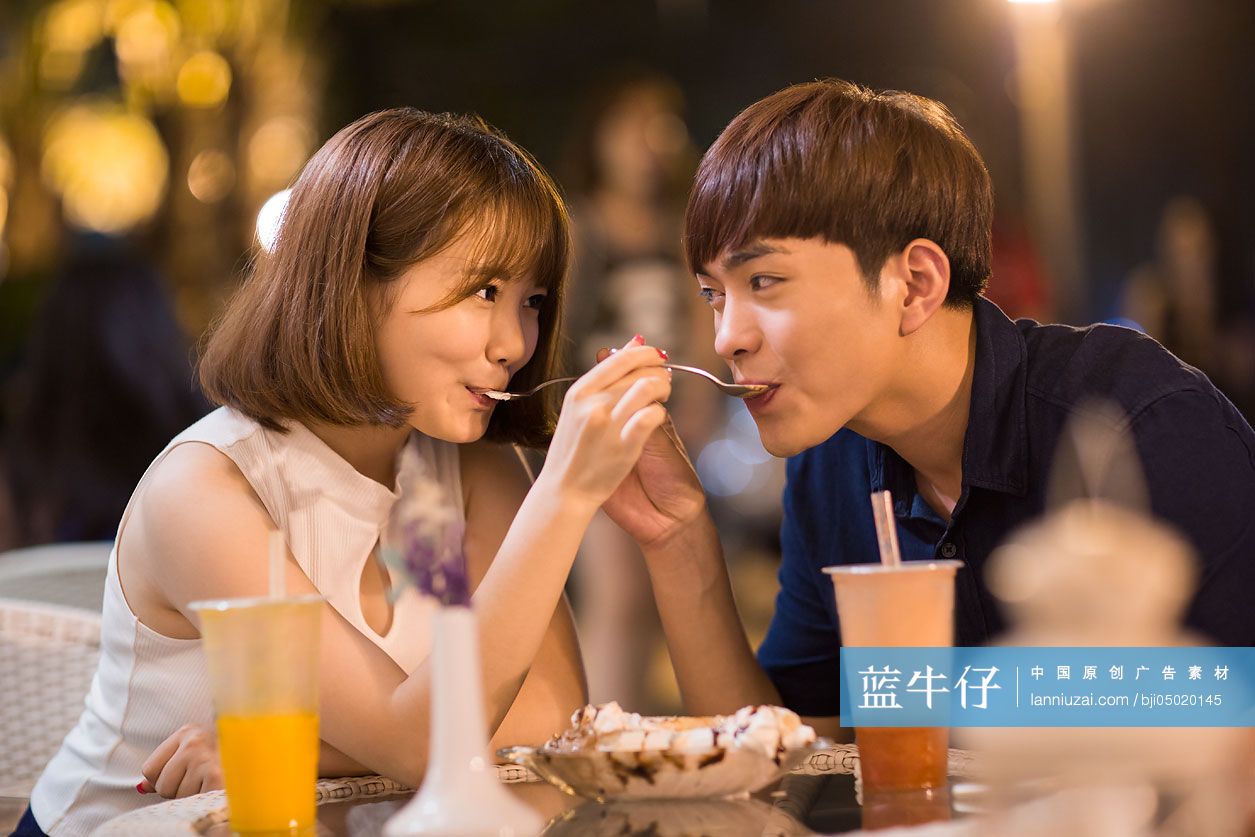 快乐年轻情侣吃冰淇淋-蓝牛仔影像-中国原创广告影像素材