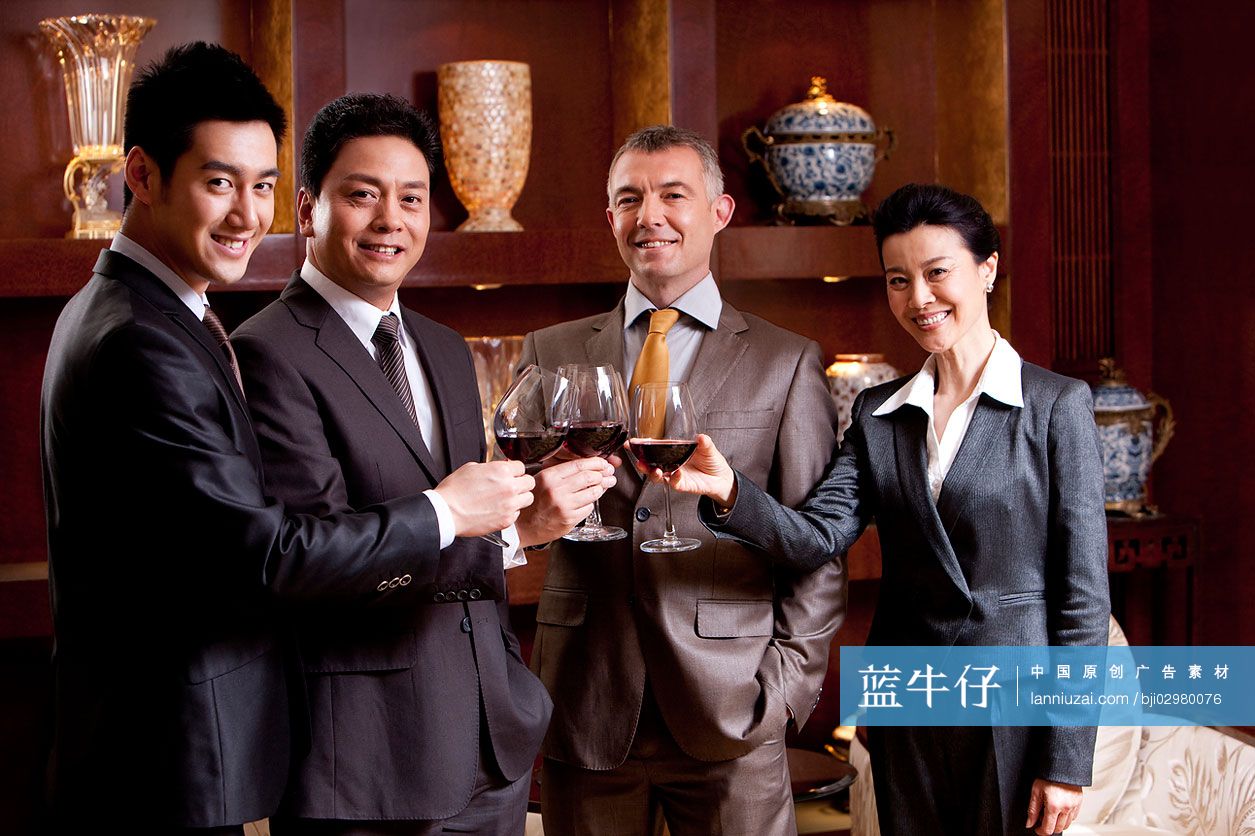 举杯庆祝的商务人士