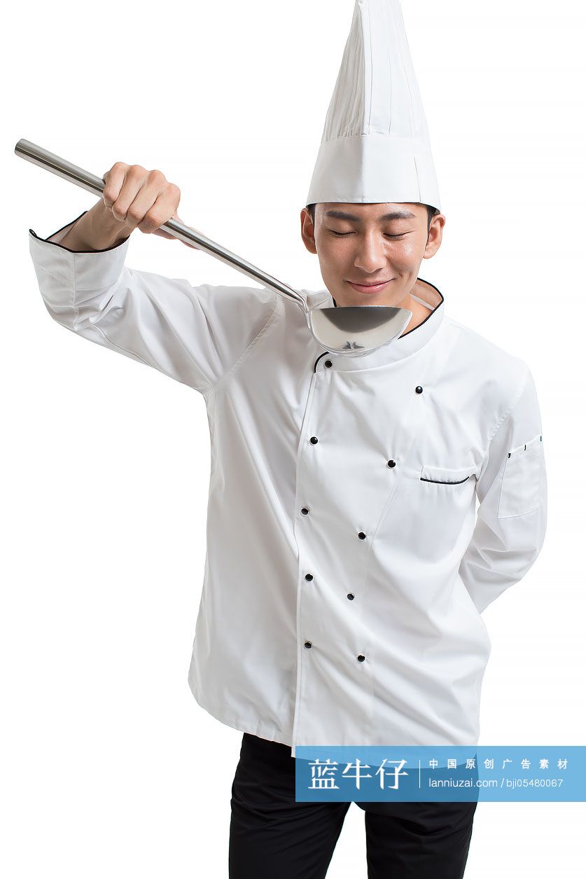 年轻厨师拿着长柄勺
