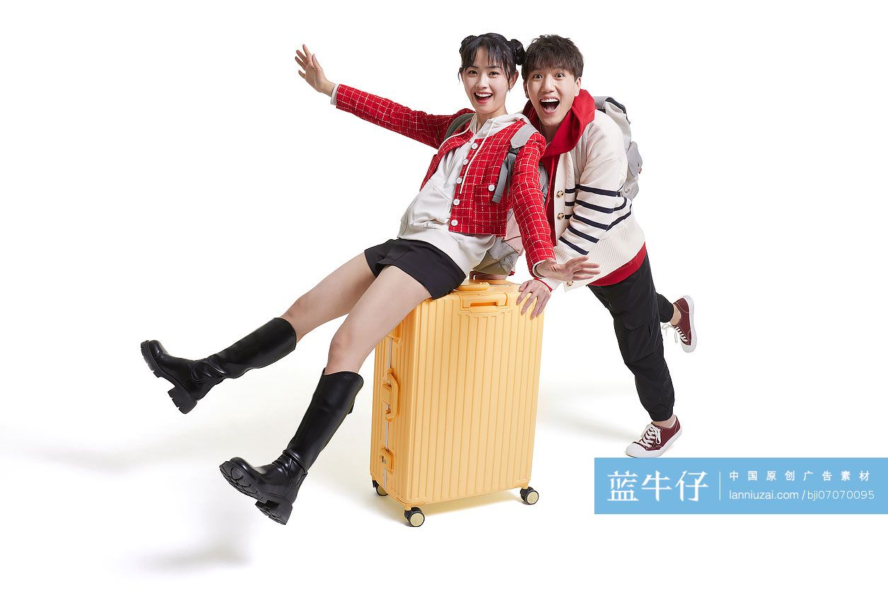 快乐的年轻情侣春节去旅行