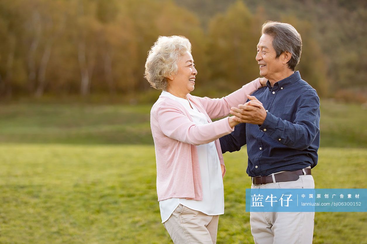 快乐的老年夫妇在草地上跳舞-蓝牛仔影像-中国原创广告影像素材