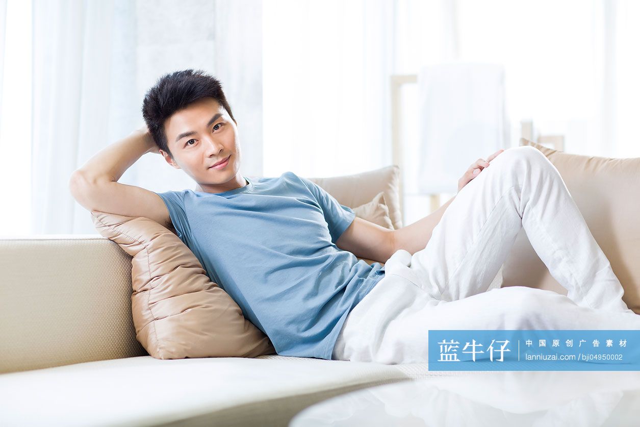 年轻男子在沙发上休息