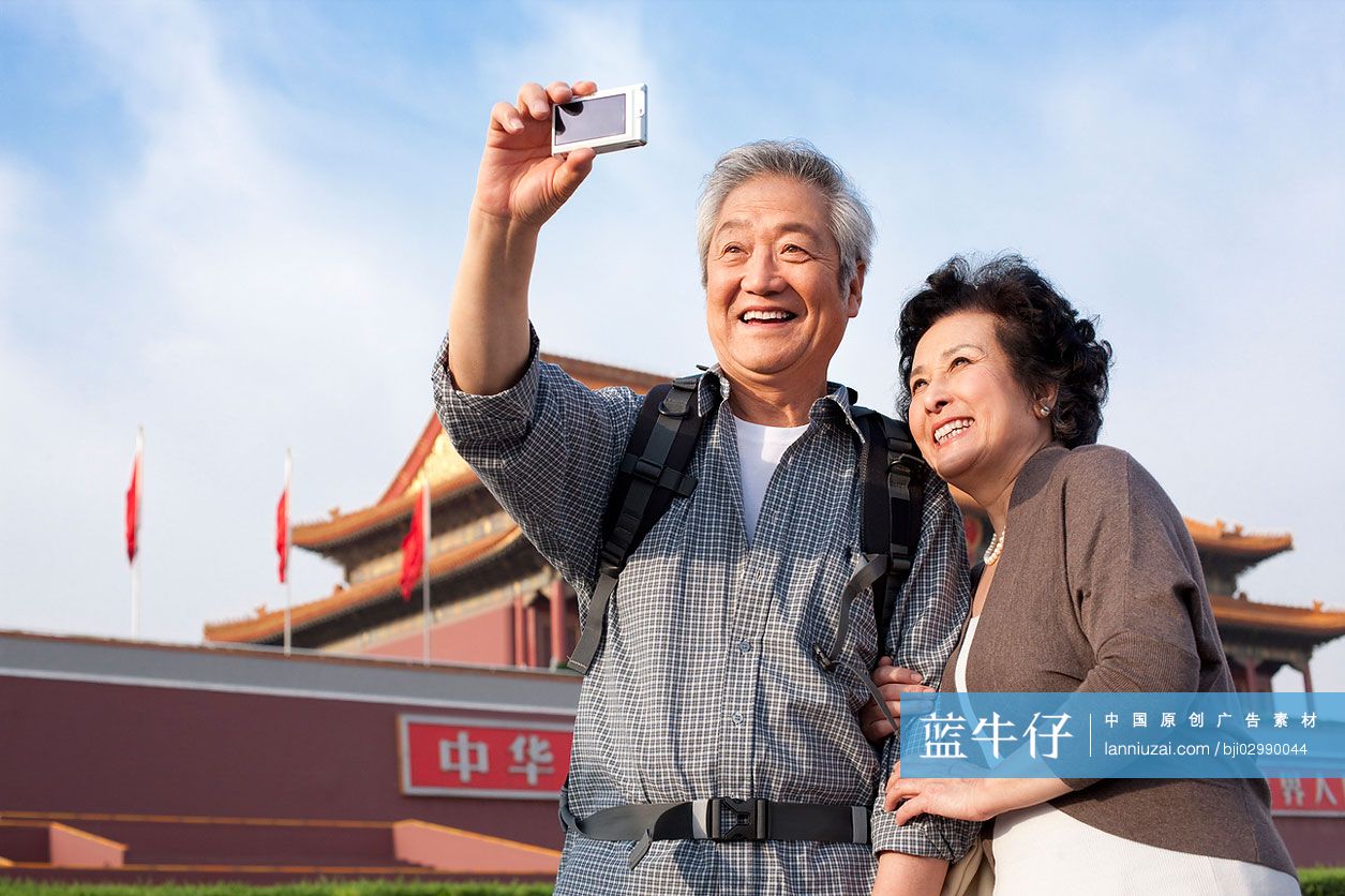 老年夫妇在天安门自拍