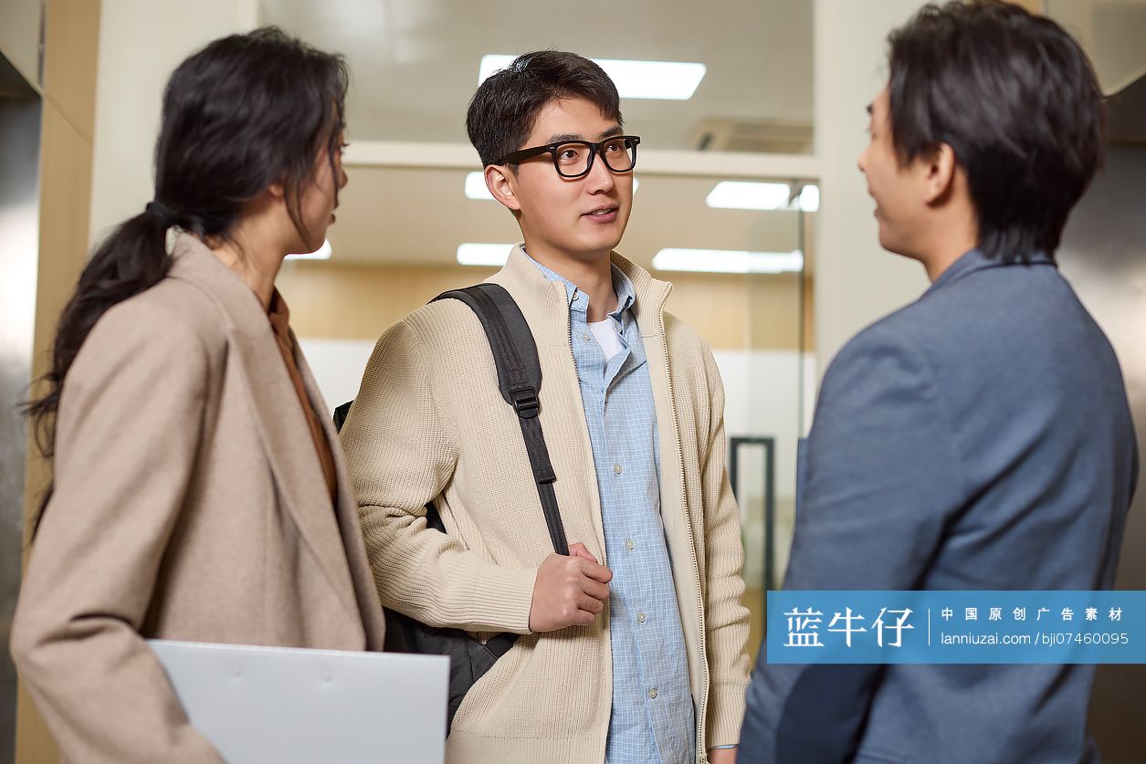 商务人士边等电梯边聊工作