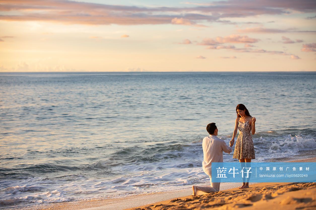 年轻情侣的求婚时刻-蓝牛仔影像-中国原创广告影像素材