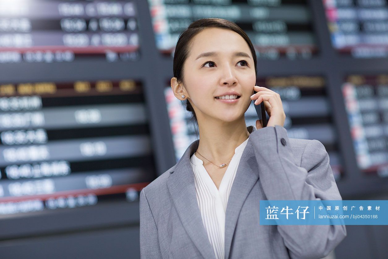年轻商务女士在机场打电话