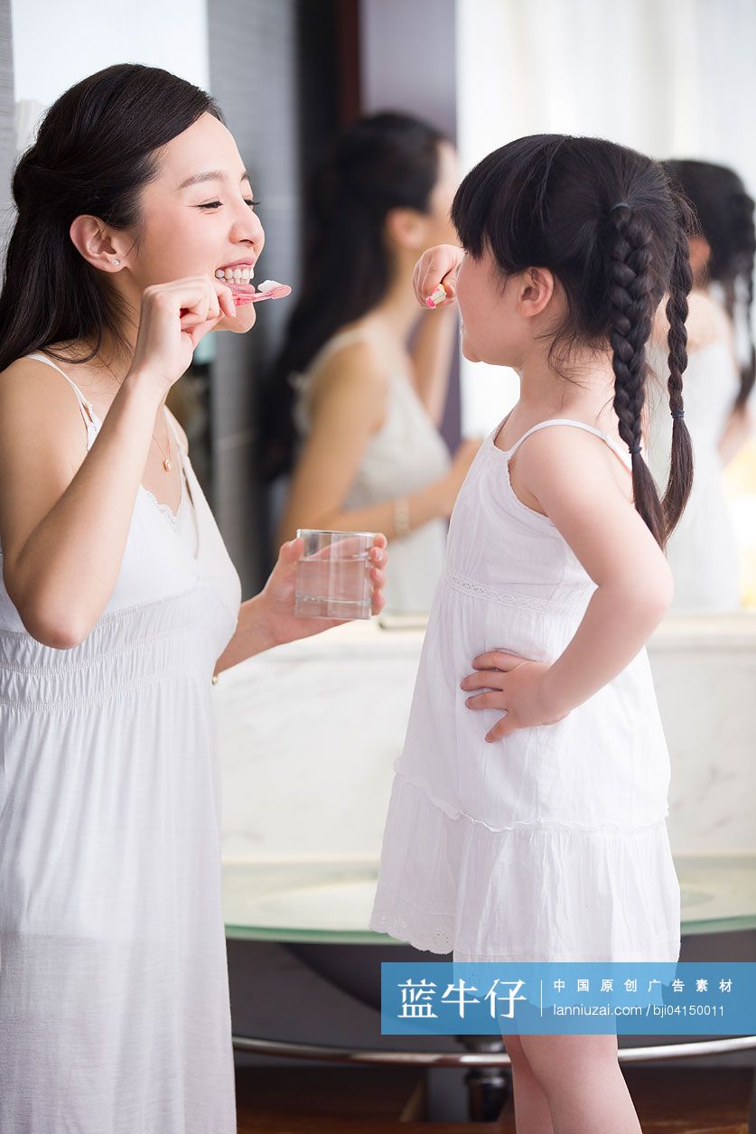 母女俩刷牙