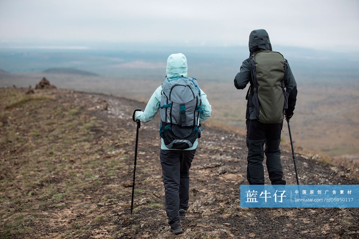 快乐的情侣徒步旅行