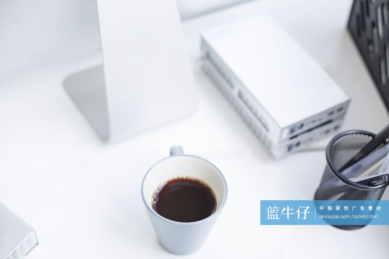 办公桌上的咖啡