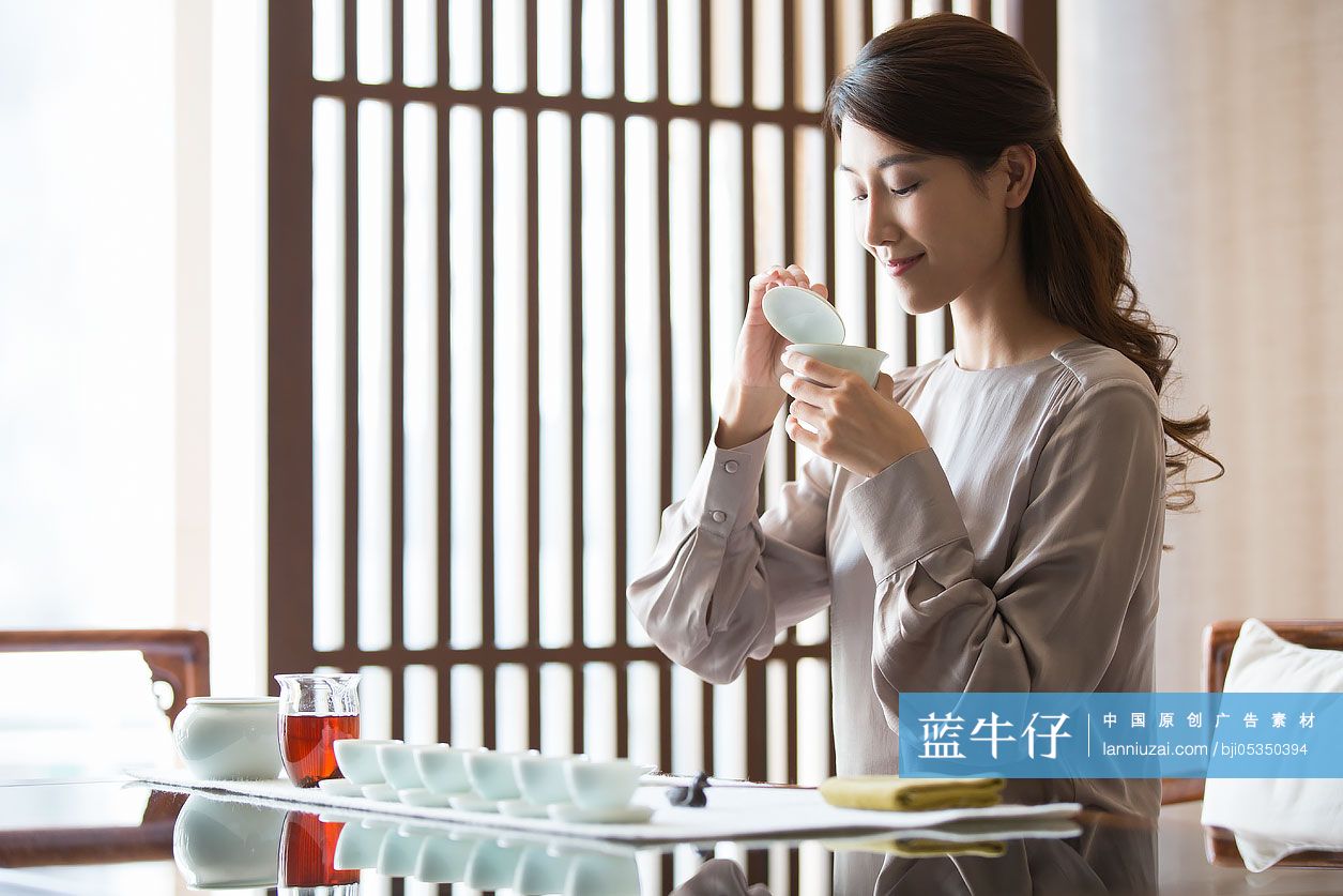 年轻女子喝茶