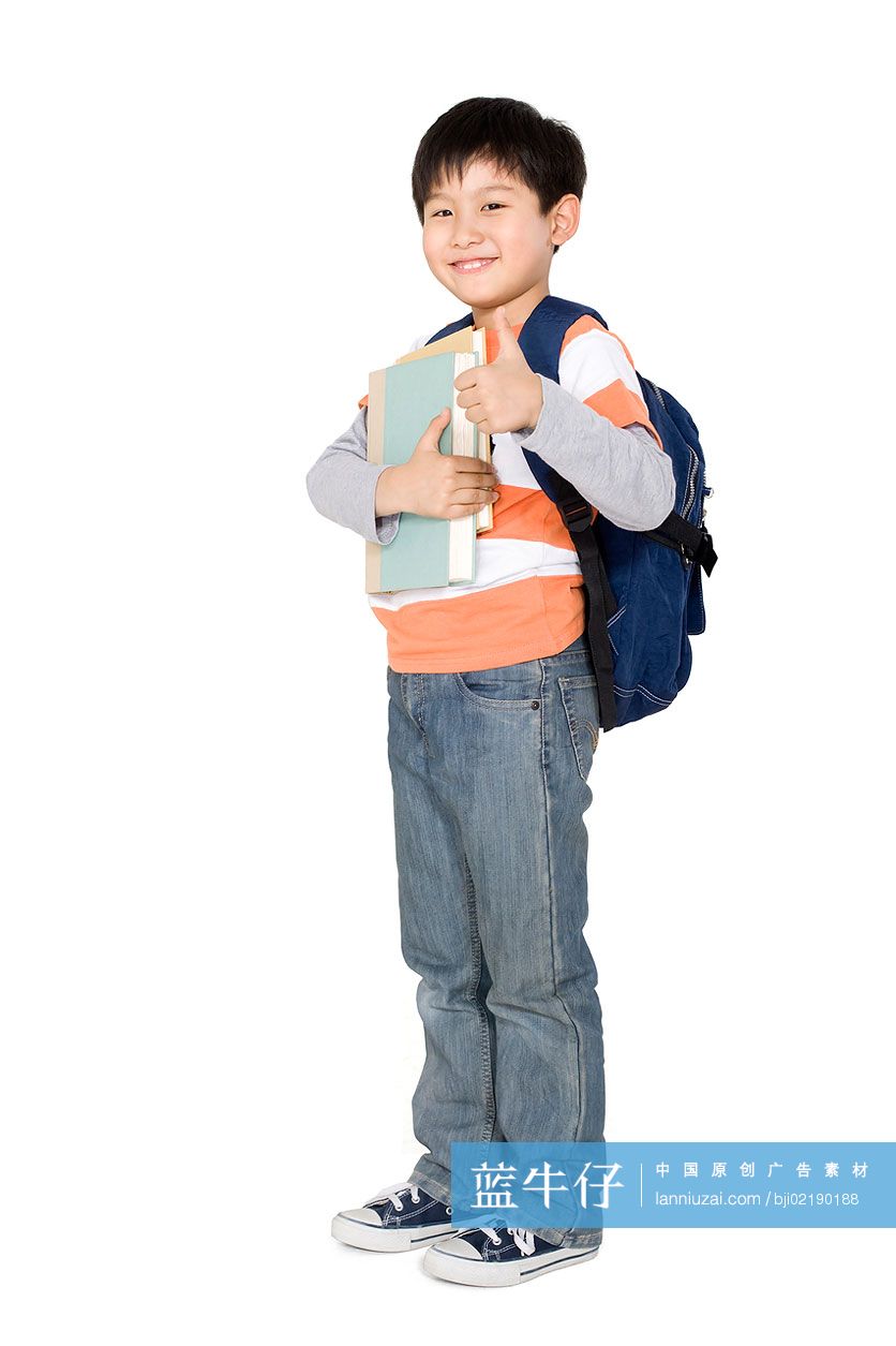 背着书包的小男孩抱着图书