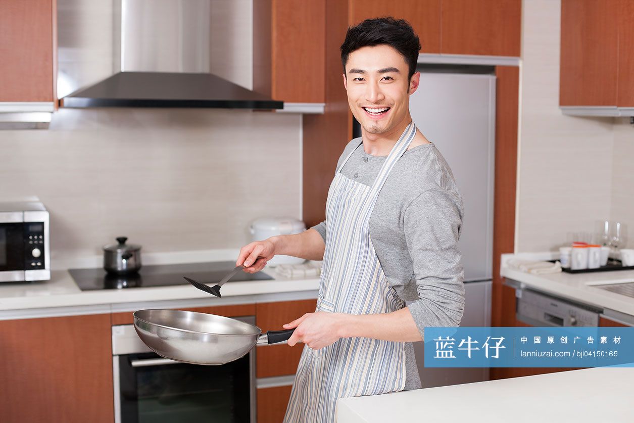 年轻男子做饭-蓝牛仔影像-中国原创广告影像素材