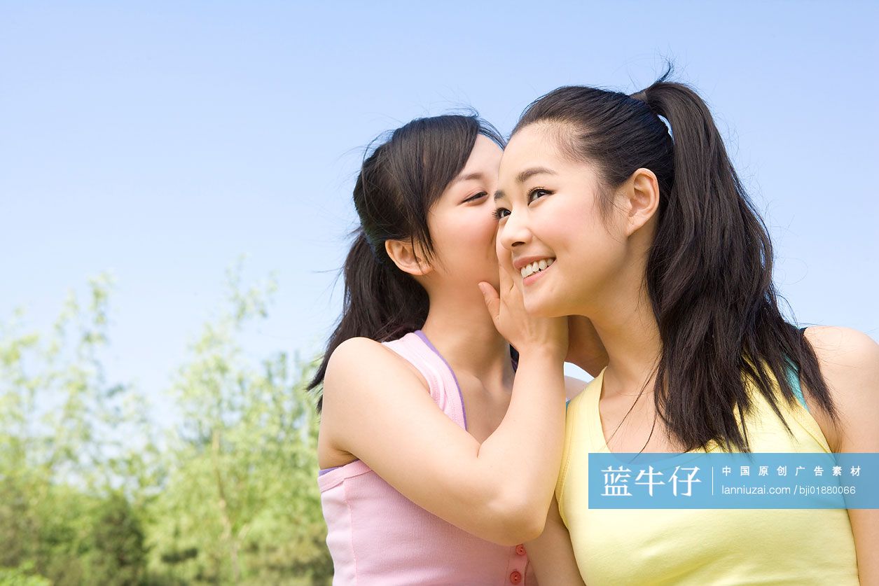 两个少女好朋友说悄悄话