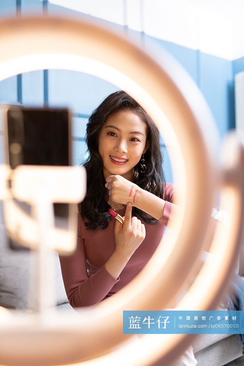 年轻女子在家直播卖化妆品