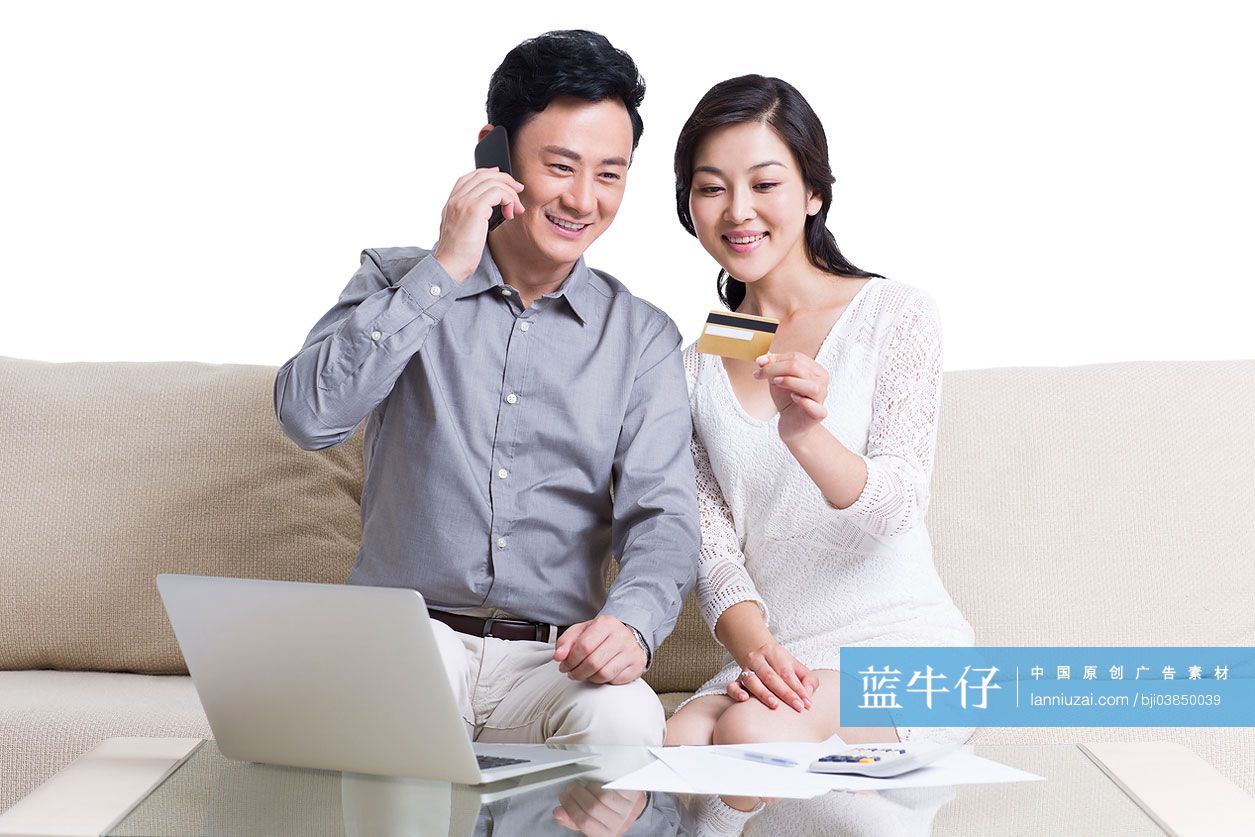 夫妇使用信用卡网上购物