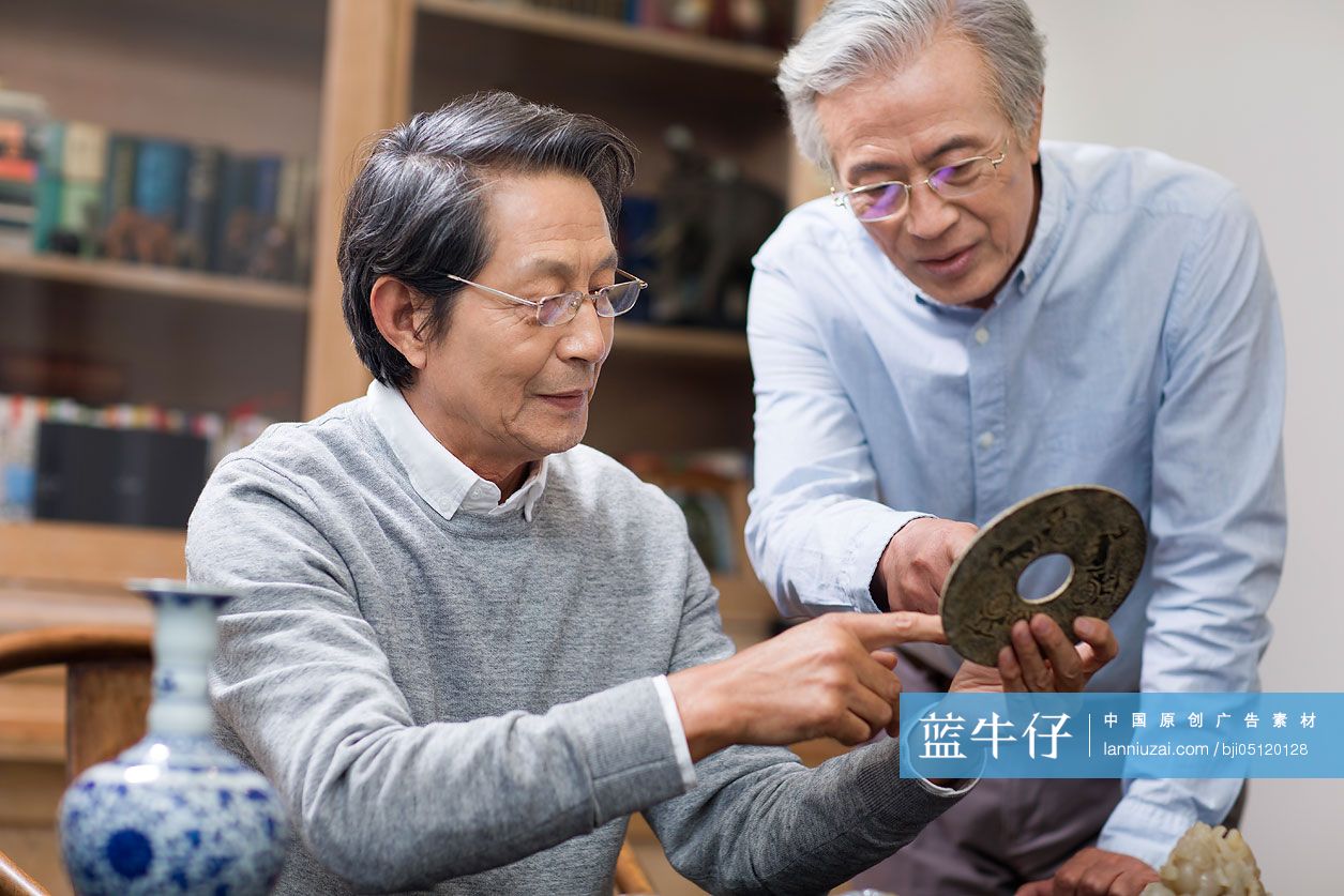 老年人研究古董-蓝牛仔影像-中国原创广告影像素材