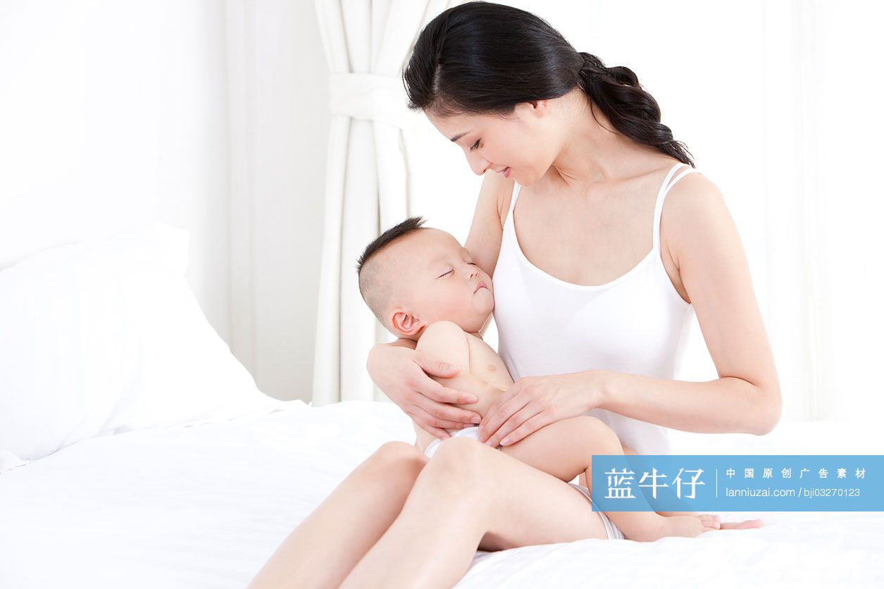 母亲和熟睡的宝宝